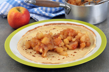 Assiette avec une crêpe aux pommes caramélisées