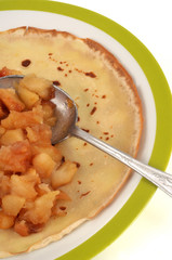 Crêpe avec des pommes caramélisées