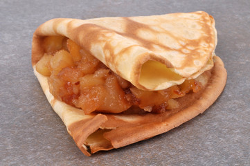 Crêpe fourrée avec des pommes caramélisées
