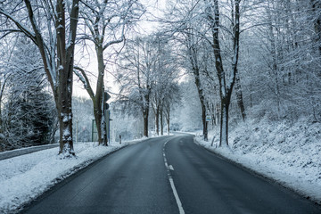 Fototapeta na wymiar Landstraße in der Winterzeit