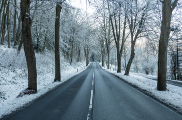 Landstraße in der Winterzeit
