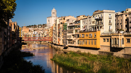 Spiegelung bunte Häuser in Girona