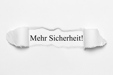 Mehr Sicherheit! auf weißen gerissenen Papier