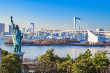 女神像とレインボーブリッジ　東京