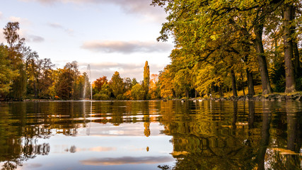 Blick auf den Röhrensee über der Wasseroberfläche mit Wasserfontäne