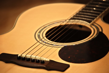 Drewniana gitara akustyczna