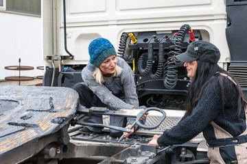 Zwei Frauen arbeiten an einem LKW - 126127633