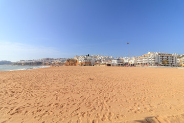 Vista da praia de Albufeira no Algarve