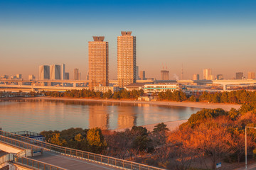 Fototapeta premium 夕陽に染まる高層マンション群