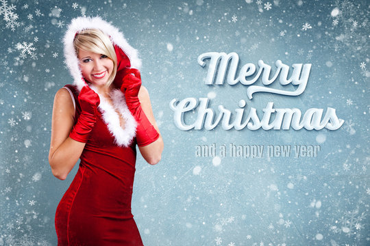 attraktive Weihnachtsfrau vor eisigem Hintergrund mit "Merry Christmas" Nachricht