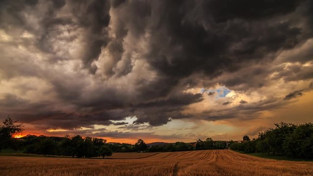 Unwetter zieht &uuml;ber Feld Zeitraffer