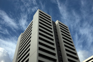 Obraz premium Immeubles blancs, ciel nuageux.