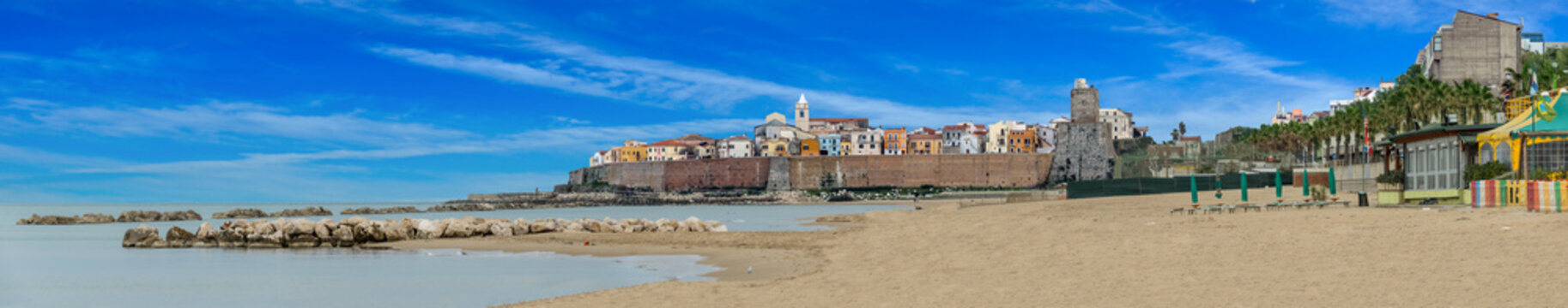 Termoli, il Castello Svevo e le case colorate del borgo antico - panorama