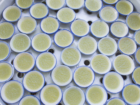 coconut milk custard with pandanas juice in small cup