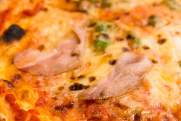 Pizza con asparagi e lonza di maiale