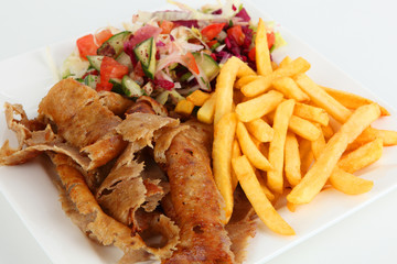 Döner mit Pommes und Salat