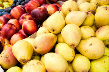 Fresh pears and nectarines in the market