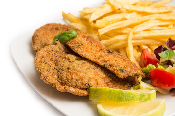 Piatto di cotolette di manzo con patate fritte e insalata di verdure miste