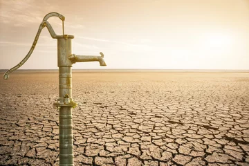 Deurstickers Oude waterleiding in de woestijn. Het wereldwijde tekort aan water op de planeet. © scharfsinn86