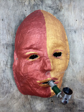 Maske mit Pfeife
