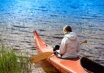 Obraz premium Back of the girl in boat with oar backgorund