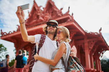Obraz na płótnie Canvas tourists taking photos at temple on koh samui thailand