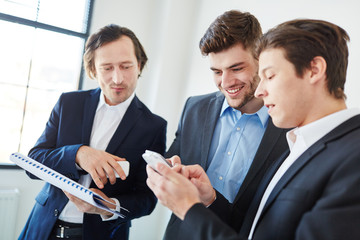 Geschäftsleute lesen eine SMS