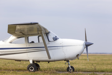 Single engine private lightweight aircraft .