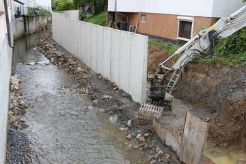 Spundwand für den Hochwasserschutz und Schaufelbagger