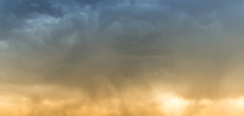 Fototapeta premium beautiful sky with clouds in the evening