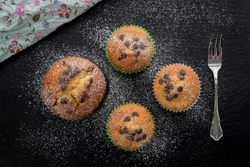 Muffins mit Puderzucker bestreut