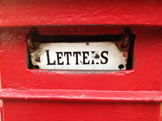 Roter Briefkasten mit Aufschrift LETTERS