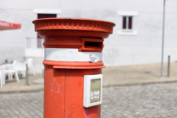 Roter Briefkasten mit weissem Farbkreis