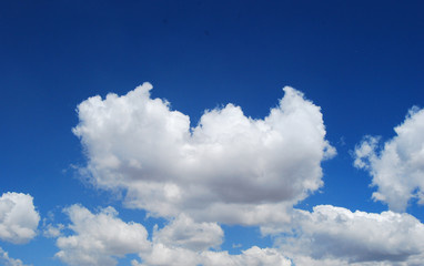 Naklejka na ściany i meble Облако на фоне синего неба/Cloud in the shape of a heart against the blue sky