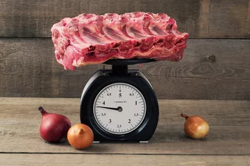 Crédence de cuisine en verre imprimé Viande meat on the scales and onions