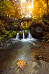 Fototapeta premium Automne enchanté sur la cascade de Schiessentumpel