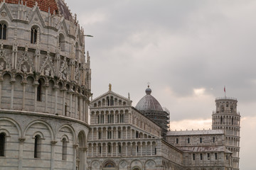 Fototapeta na wymiar Leaning tower of Pisa in morning