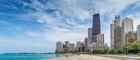 Fototapeta premium Ludzie cieszący się ciepłą letnią pogodą w Chicago