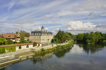Vue sur la Charente avec l'EMCA (&Eacute;cole des M&eacute;tiers du Cin&eacute;ma d'Animation) d'Angoul&ecirc;me (16000) et l'&icirc;le Marquet,, d&eacute;partement de la Charente en r&eacute;gion Nouvelle-Aquitaine, France