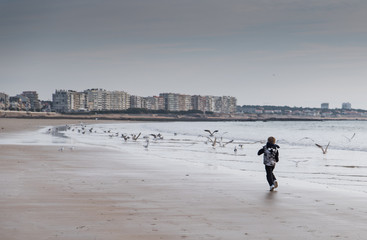 Enfant courant sur la plage