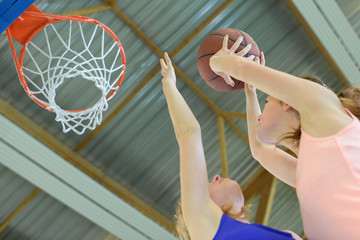 Fototapeta premium Lady aiming for basketball hoop