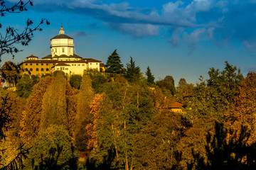 Naklejka premium Colorfull italian park with trees and autumn colors