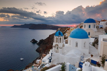Fototapeta premium Widok miejscowości Oia na wyspie Santorini w Grecji.
