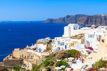 Naklejka premium Kolorowi domy w Oia wiosce na Santorini wyspie, Grecja