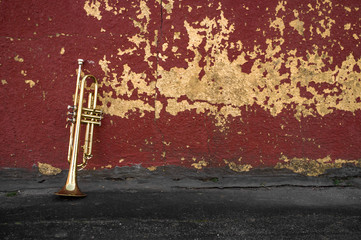 Plakat Old Trumpet Red Wall