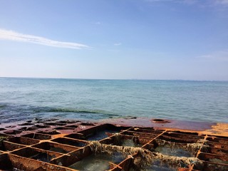 Вид на Чёрное море з затопленной баржи