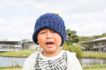 泣いている男の子