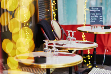 Fototapeta na wymiar Cozy Parisian outdoor cafe with yellow lights