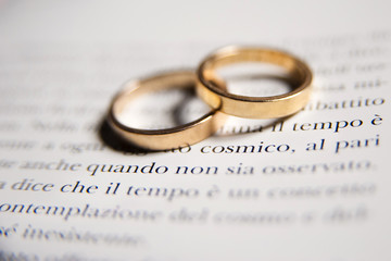 Anelli tra le righe