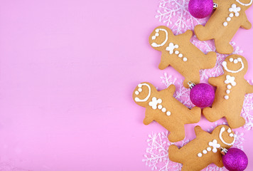 Obraz premium Festive pink theme Christmas holiday background with gingerbread